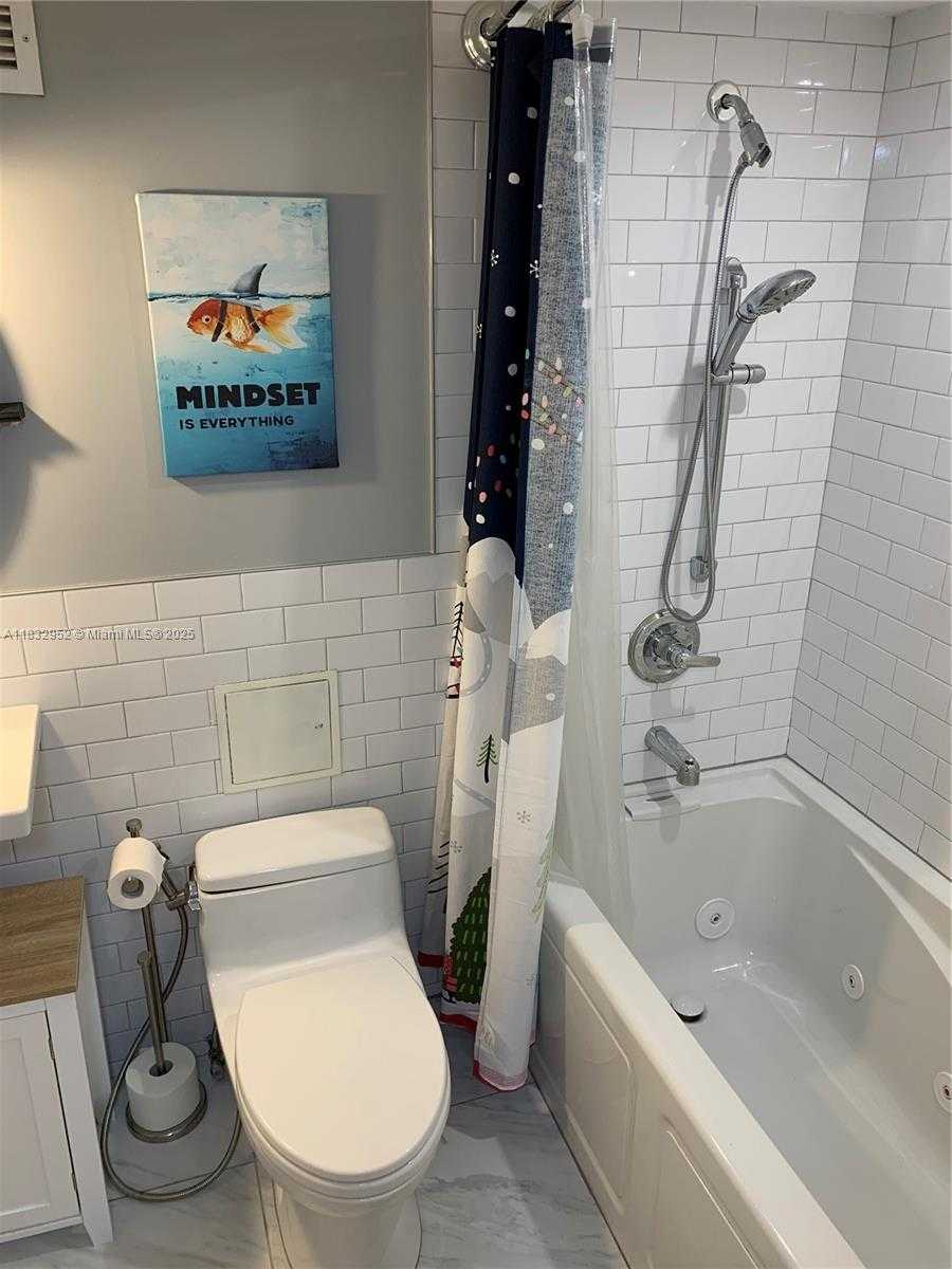 Small Image of 6039 COLLINS AVE #529, Miami Beach Number 11