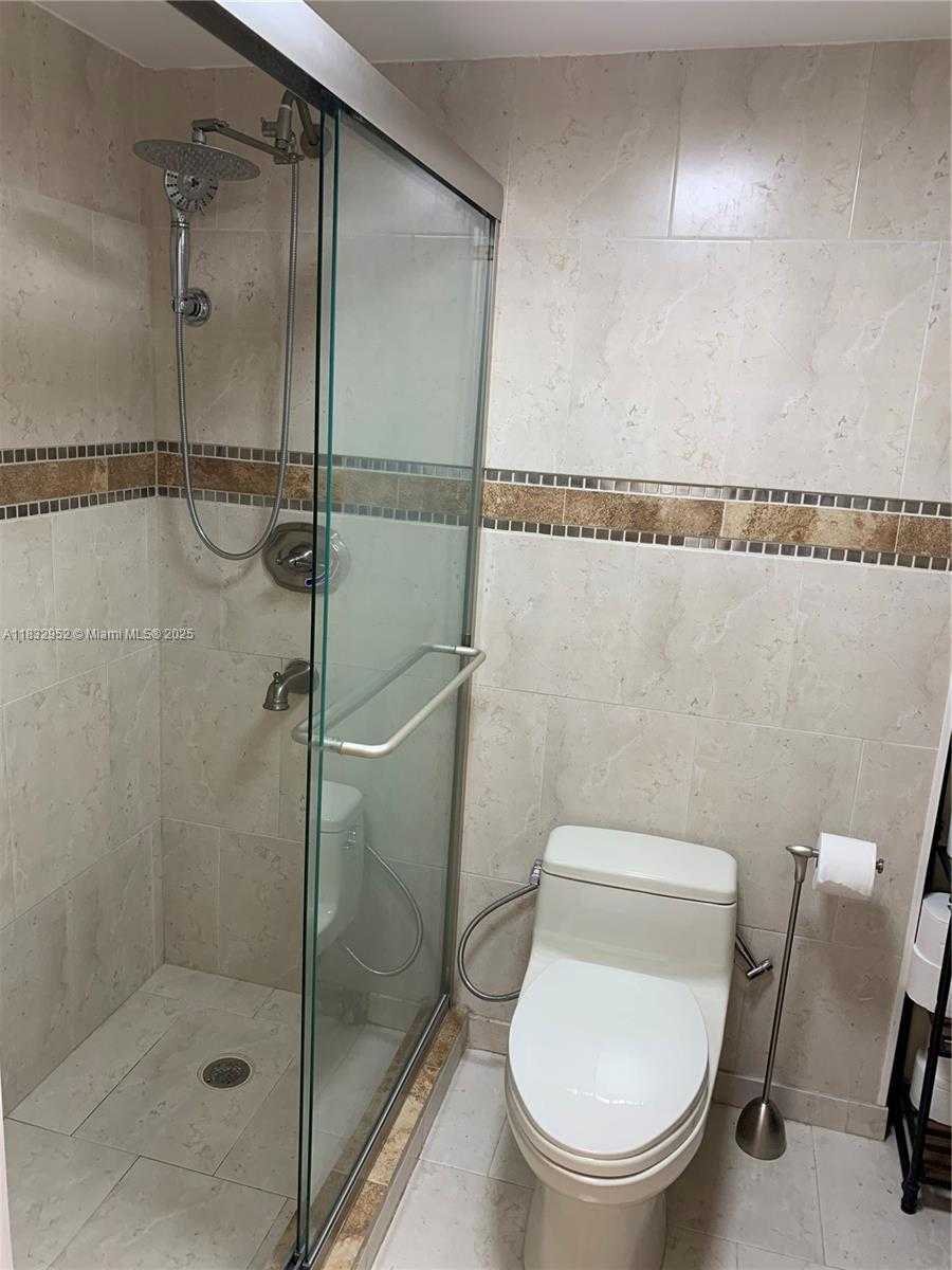 Small Image of 6039 COLLINS AVE #529, Miami Beach Number 14