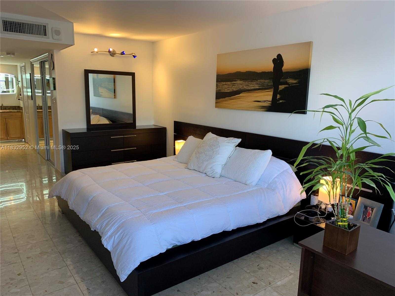 Small Image of 6039 COLLINS AVE #529, Miami Beach Number 16