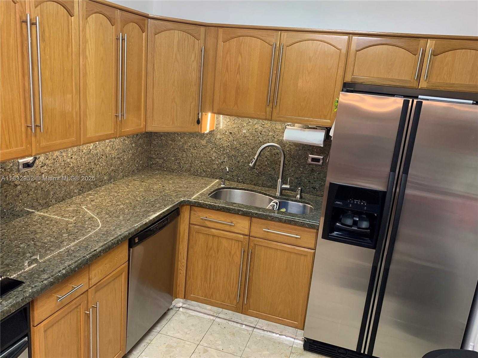 Small Image of 6039 COLLINS AVE #529, Miami Beach Number 3