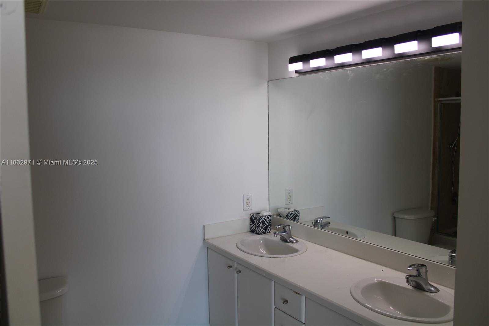 Small Image of 2475 BRICKELL AVE #1401, Miami Number 25
