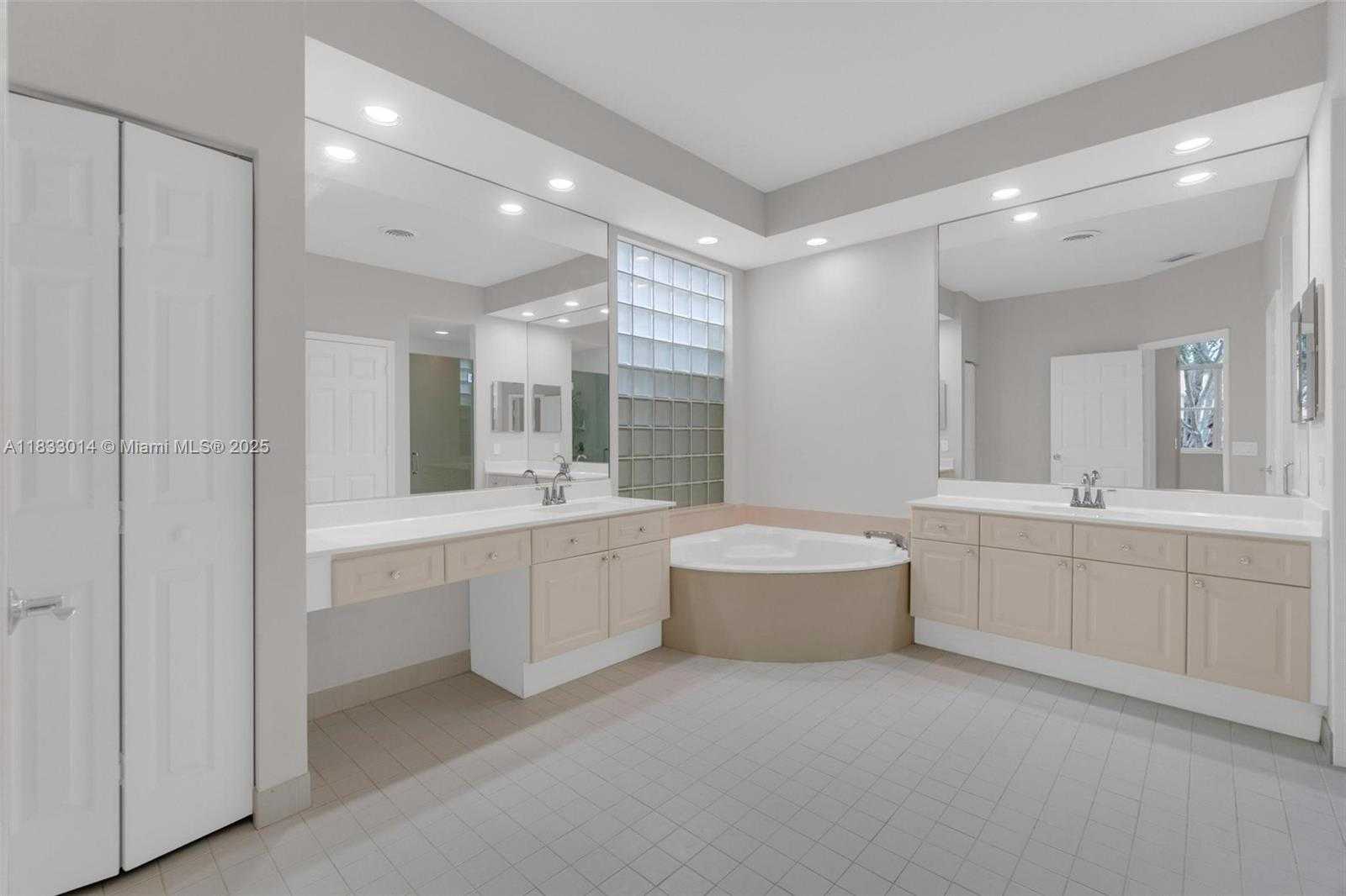 Small Image of 2553 BAY POINTE DR, Weston Number 17