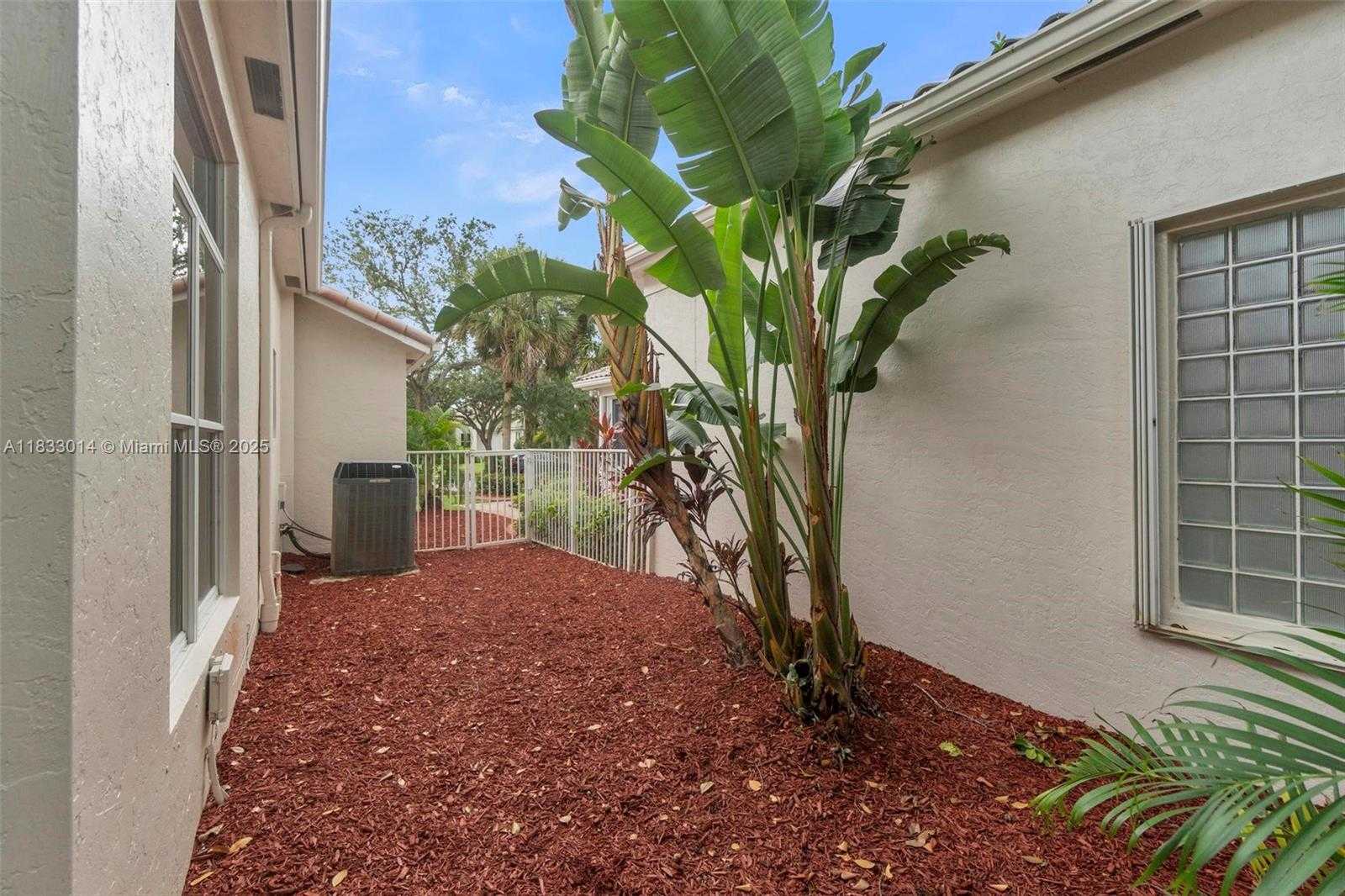 Small Image of 2553 BAY POINTE DR, Weston Number 38