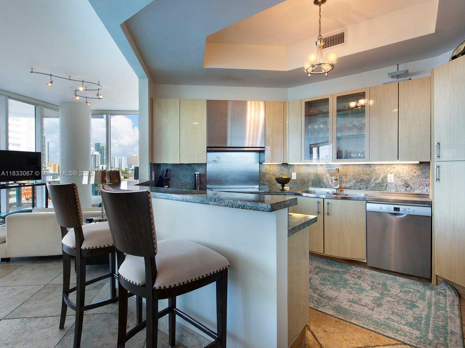 Small Image of 100 SOUTH POINTE DR #801, Miami Beach Number 10