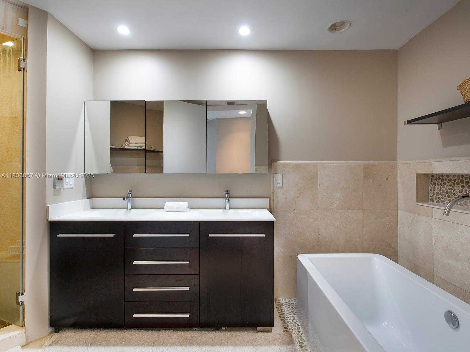 Small Image of 100 SOUTH POINTE DR #801, Miami Beach Number 12
