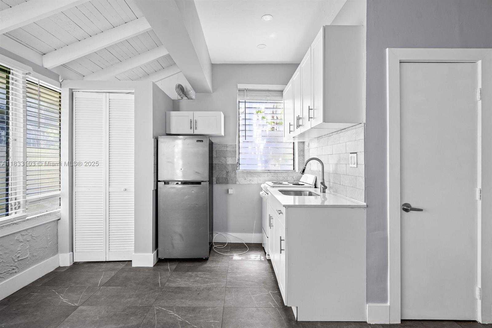 Small Image of 1507 MERIDIAN AVE #8, Miami Beach Number 3