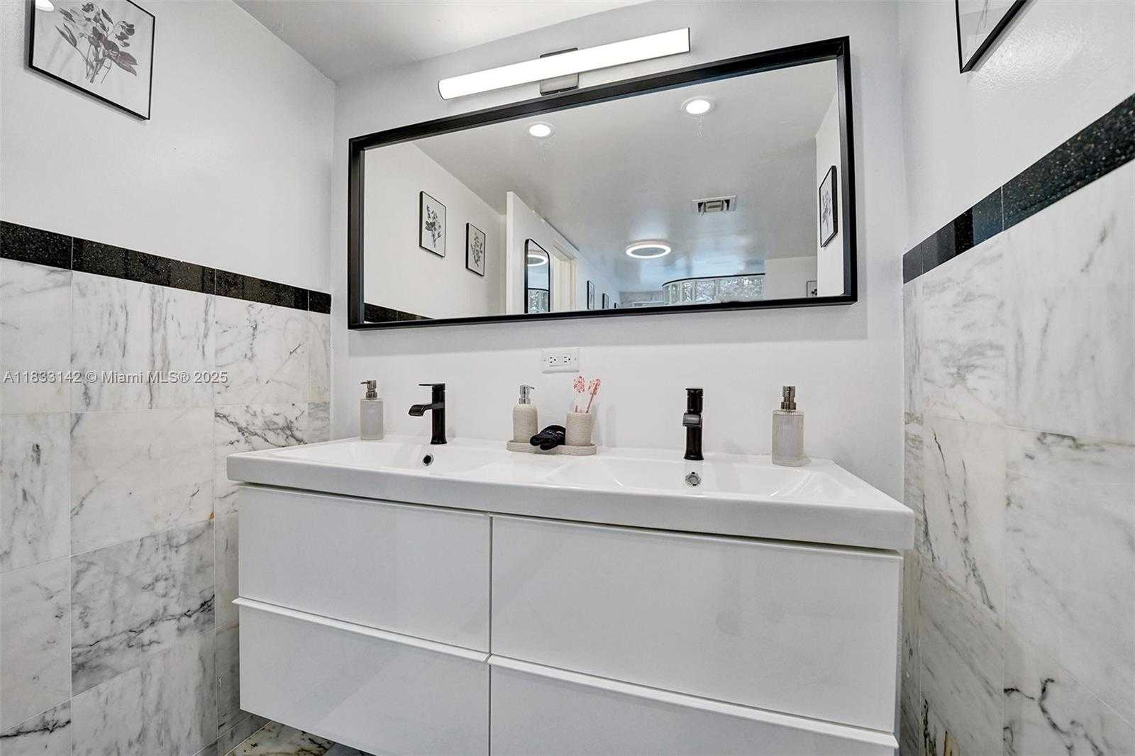 Small Image of 1242 HOLLYWOOD BLVD, Hollywood Number 11