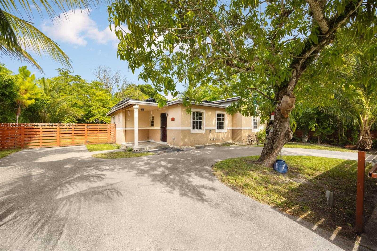 Small Image of 6401 SOUTH WEST 63RD CT, South Miami Number 3