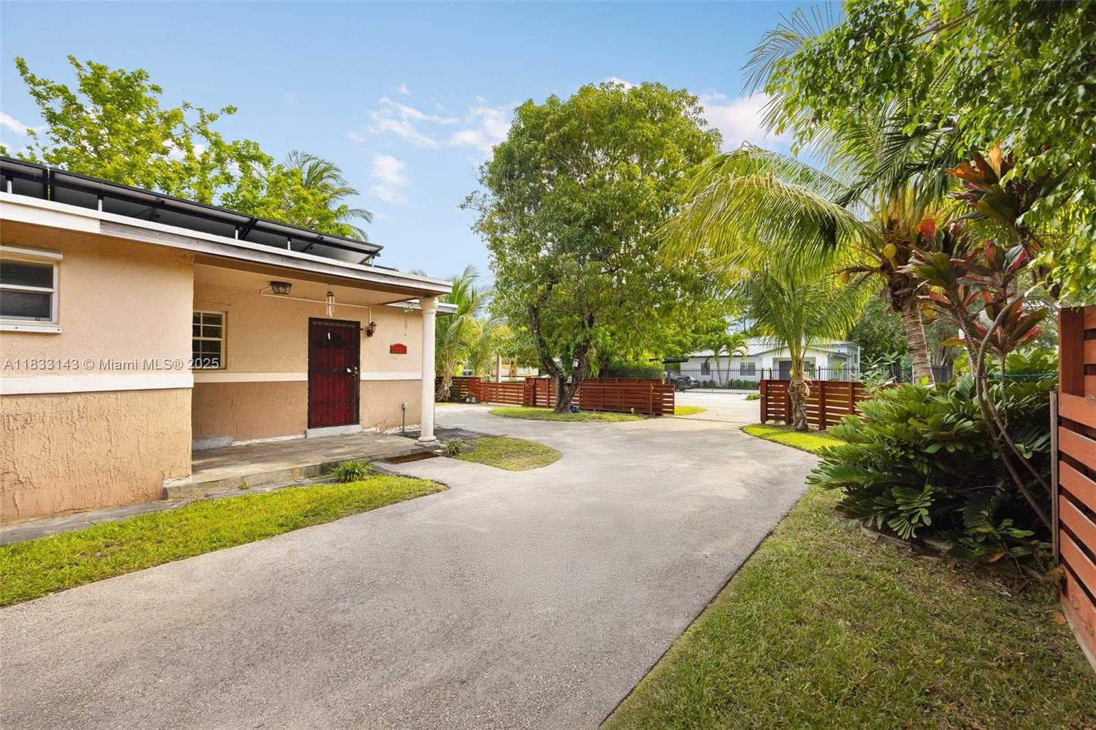 Small Image of 6401 SOUTH WEST 63RD CT, South Miami Number 4