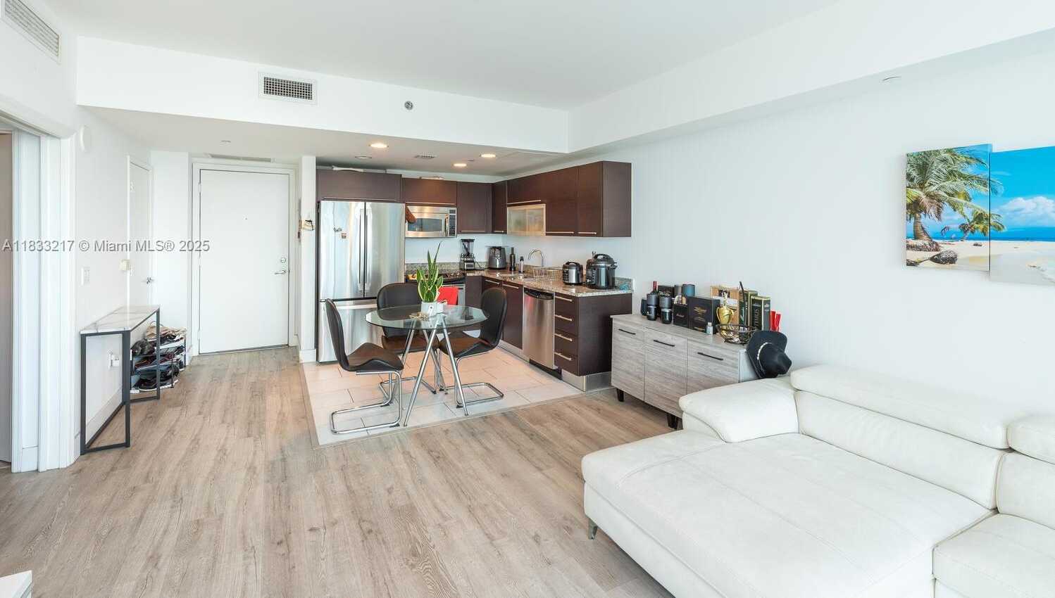 Small Image of 950 BRICKELL BAY DR #3409, Miami Number 9