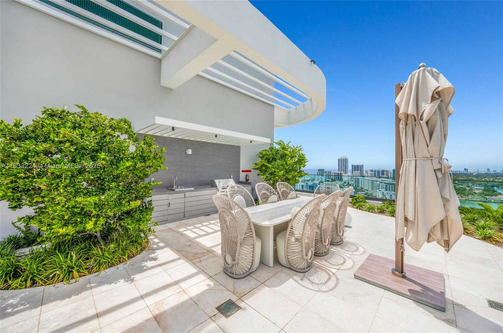 Small Image of 580 72 #910, Miami Beach Number 12