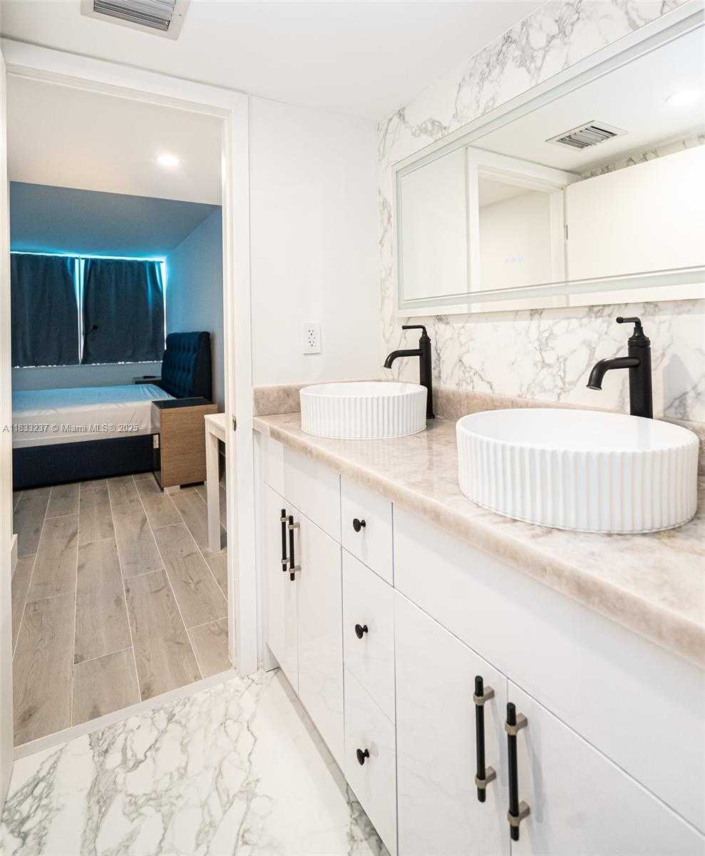 Small Image of 18081 BISCAYNE BLVD #503, Aventura Number 24