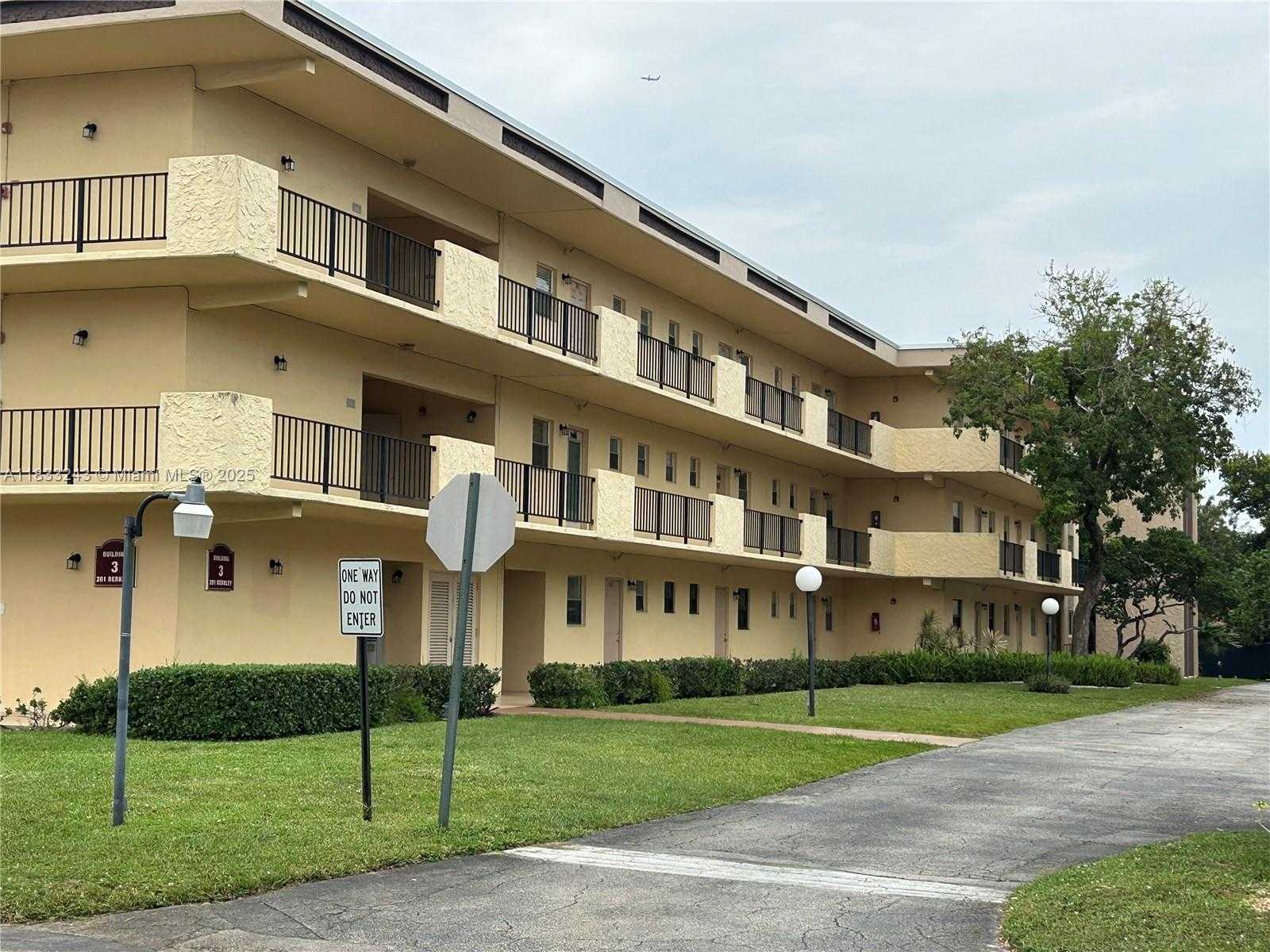 Small Image of 201 BERKLEY RD #301, Hollywood Number 2