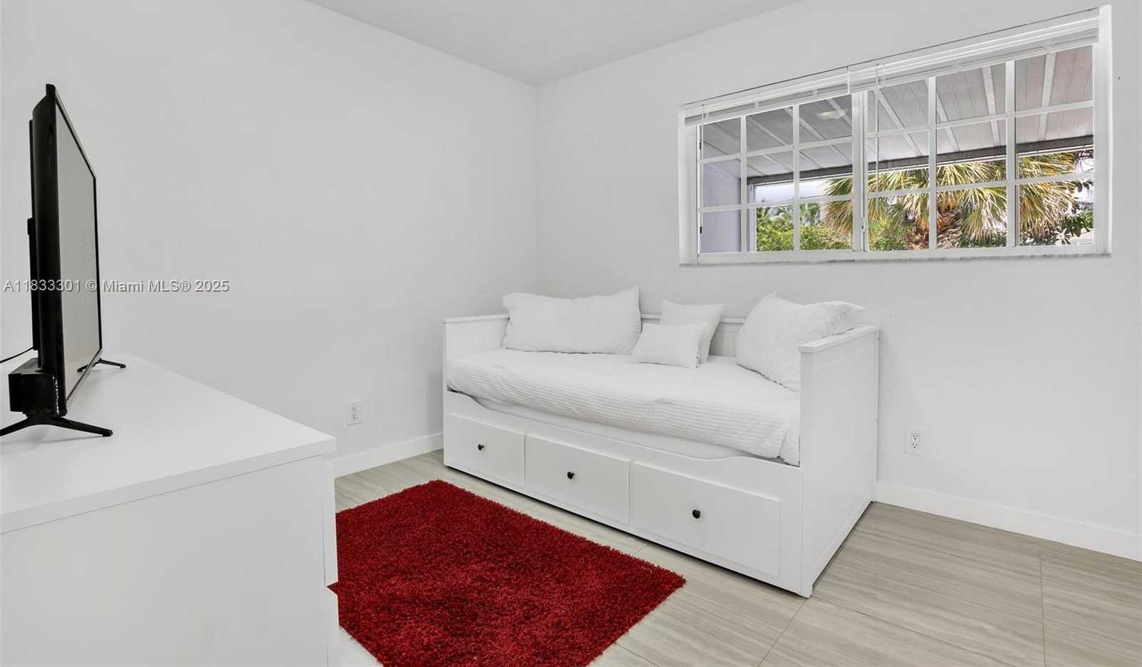 Small Image of Miami Number 10