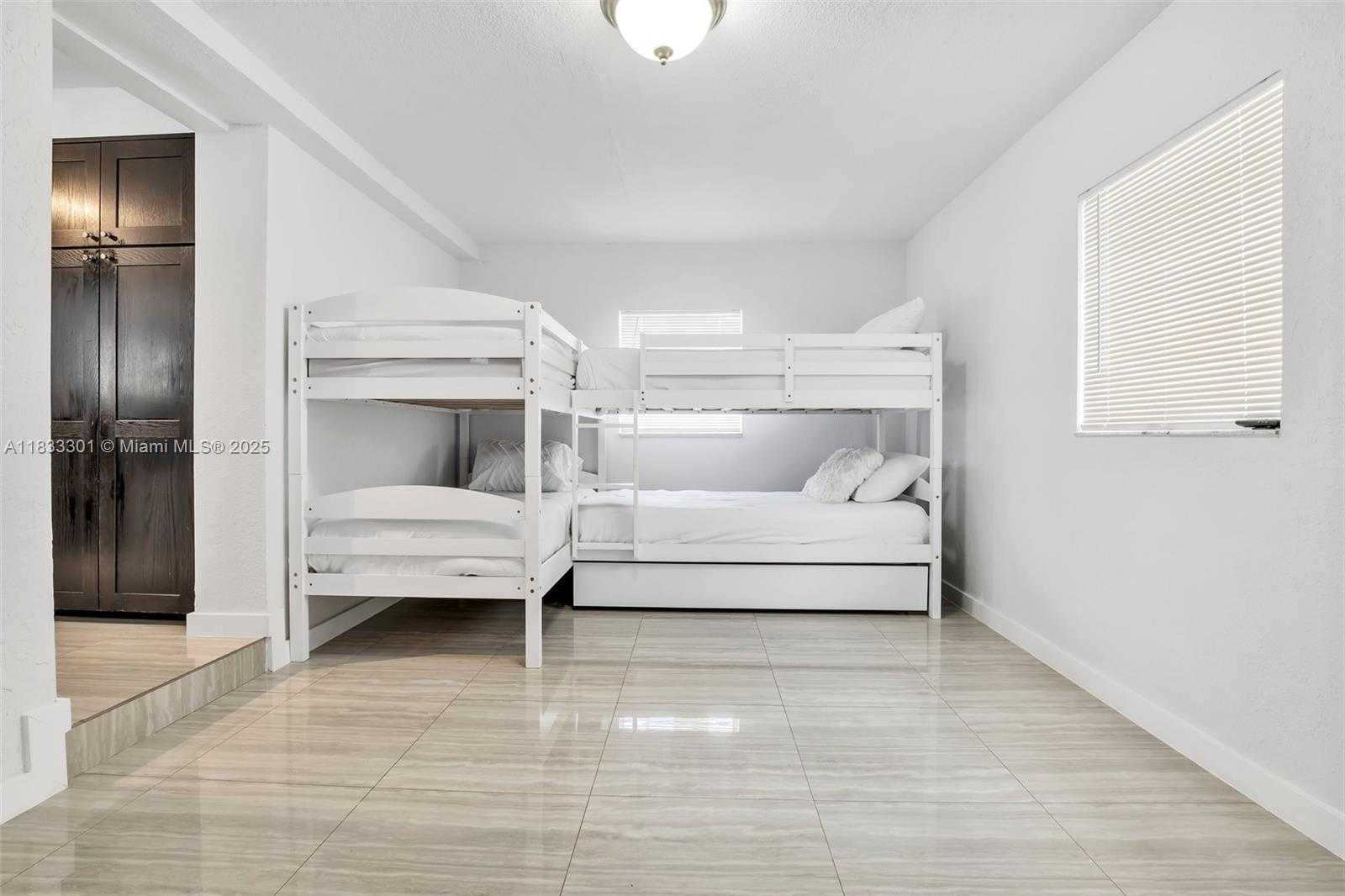 Small Image of Miami Number 7