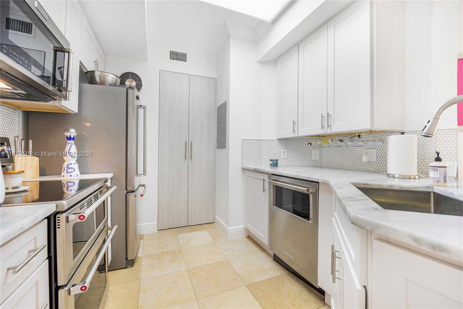 Small Image of 888 BRICKELL KEY DR #1802, Miami Number 7