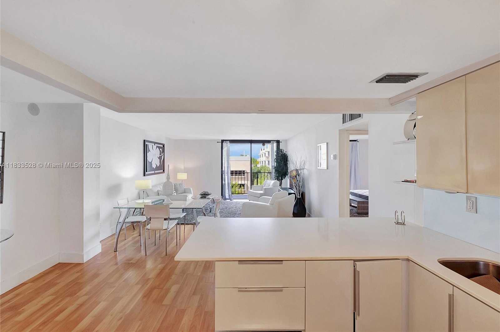 Small Image of 2625 COLLINS AVE #418, Miami Beach Number 13