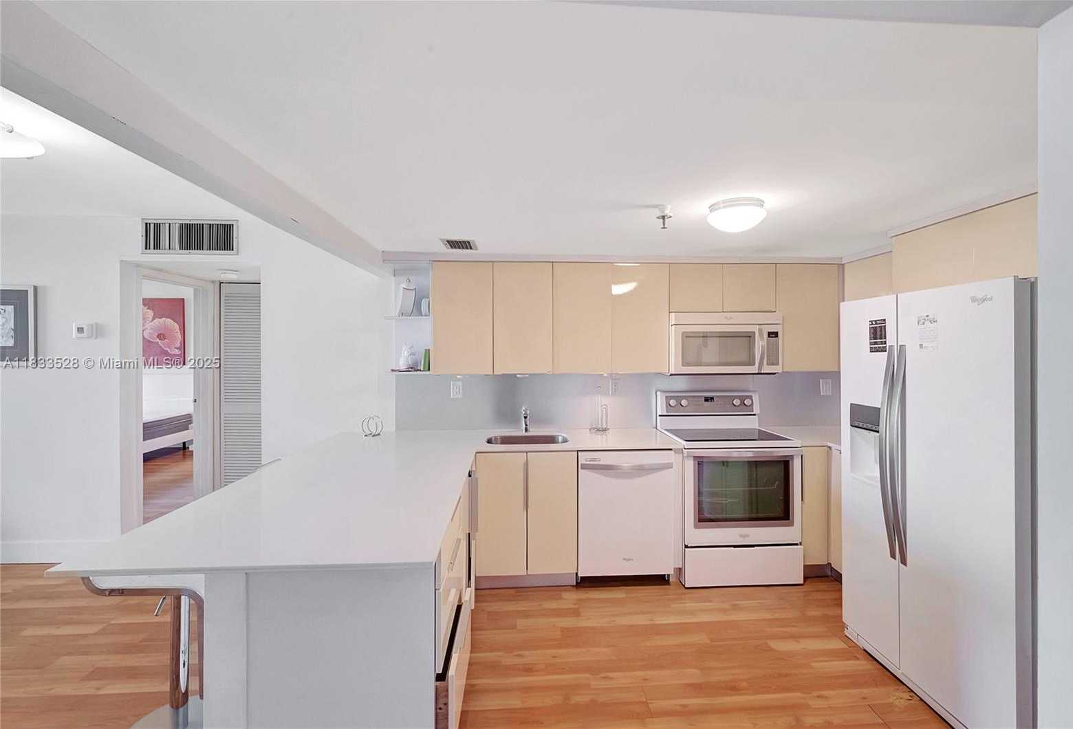 Small Image of 2625 COLLINS AVE #418, Miami Beach Number 14