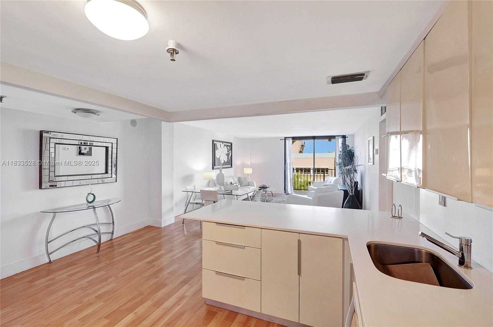 Small Image of 2625 COLLINS AVE #418, Miami Beach Number 15