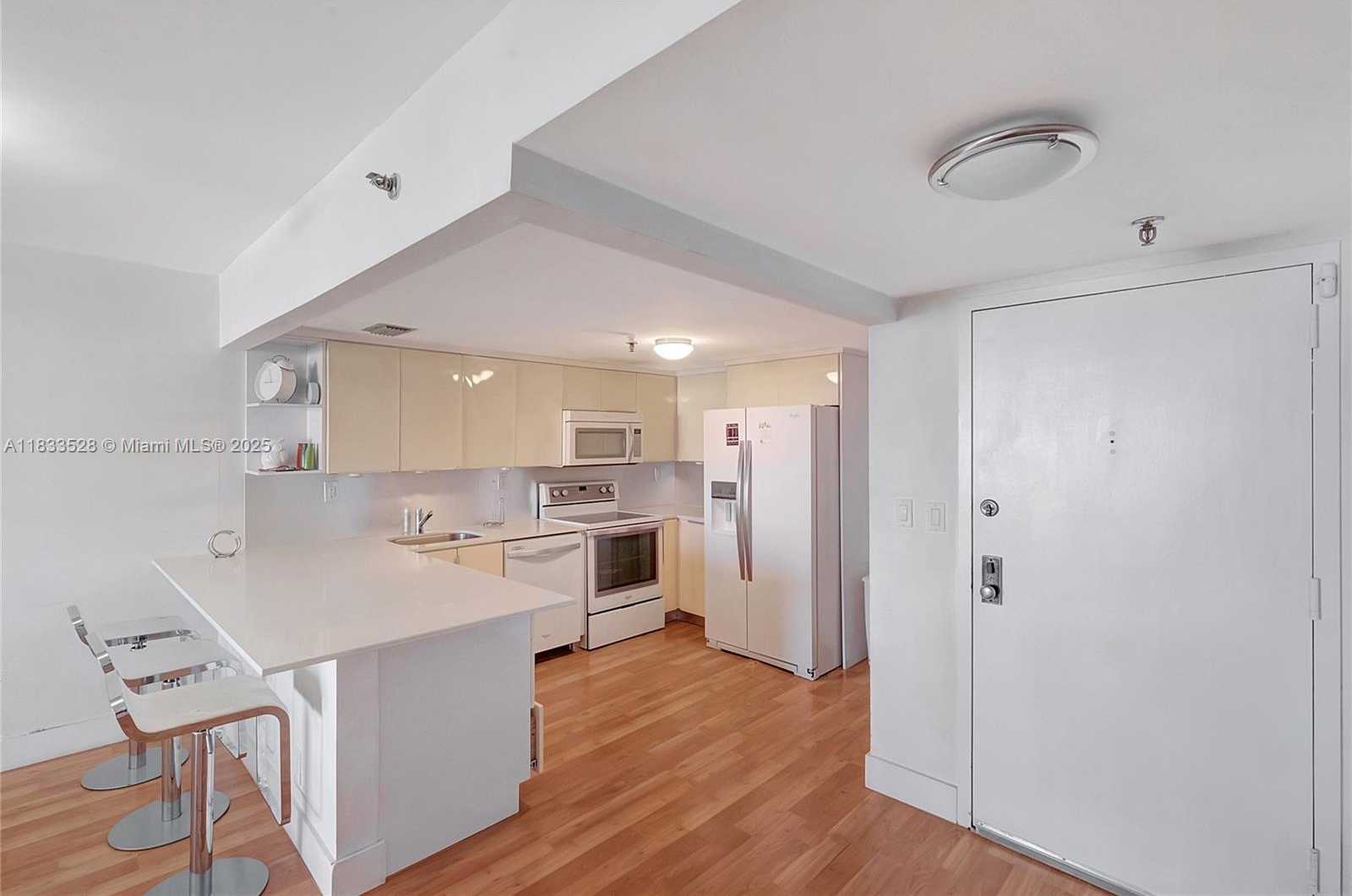 Small Image of 2625 COLLINS AVE #418, Miami Beach Number 16
