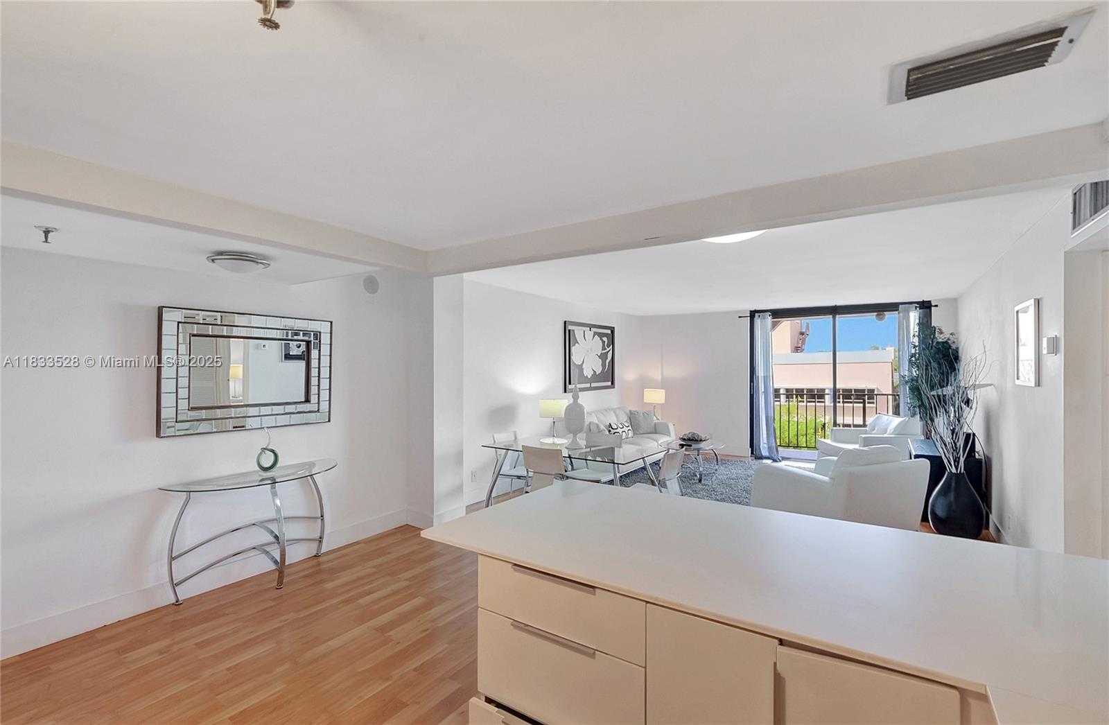 Small Image of 2625 COLLINS AVE #418, Miami Beach Number 17