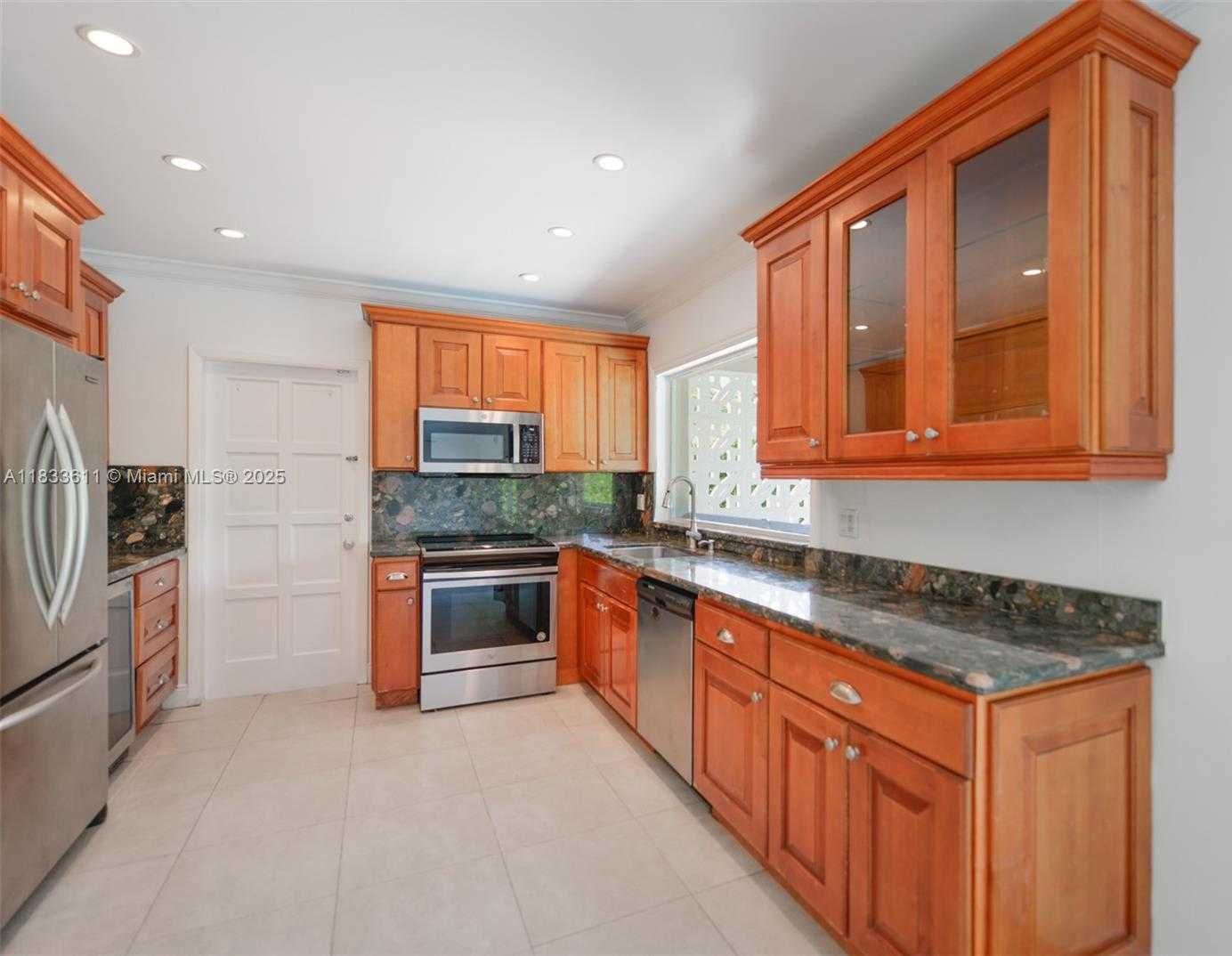 Small Image of 3615 RIVIERA CT #3615, Coral Gables Number 12