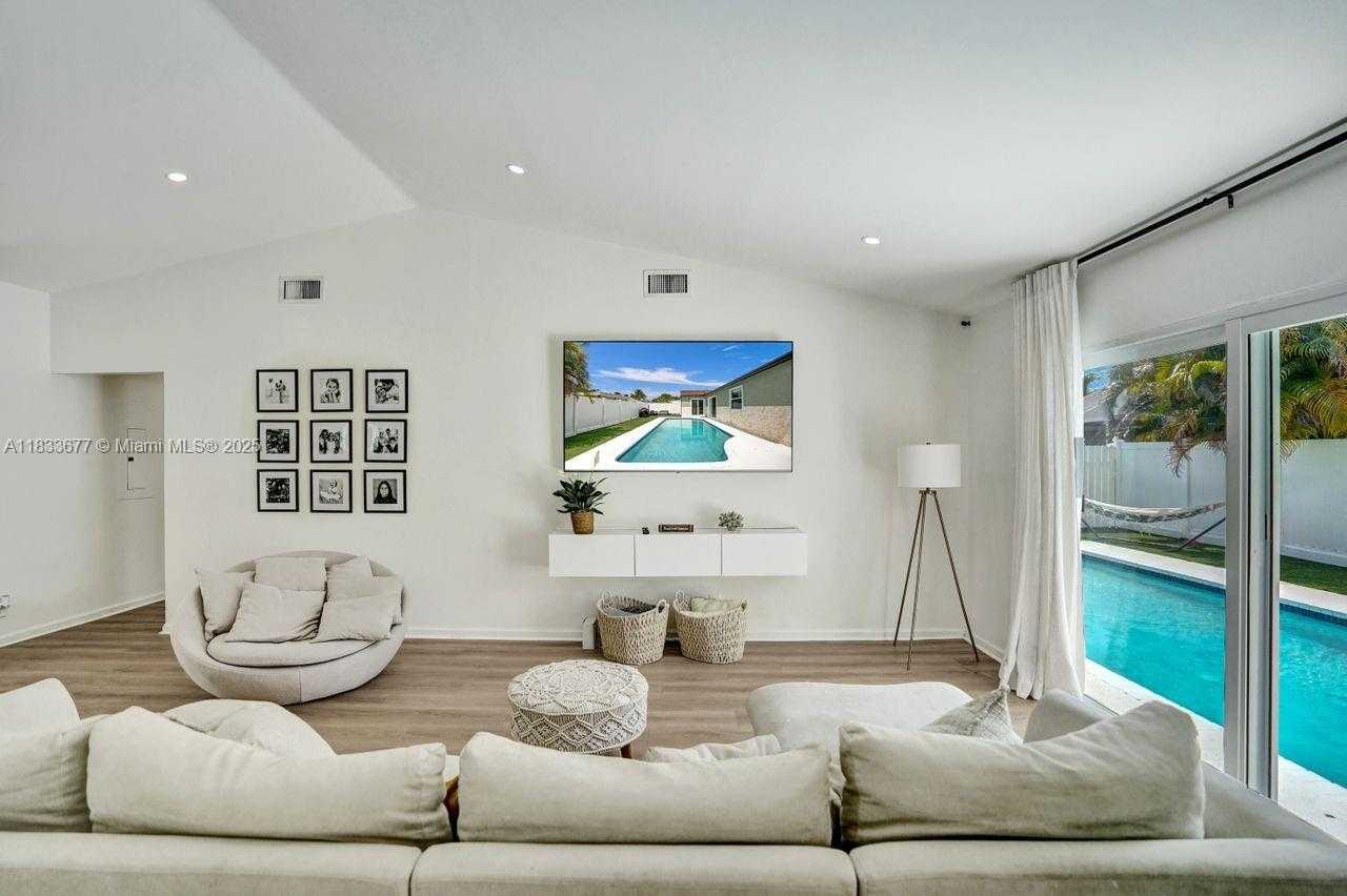 Small Image of 18998 CLOUD LAKE CIR, Boca Raton Number 3