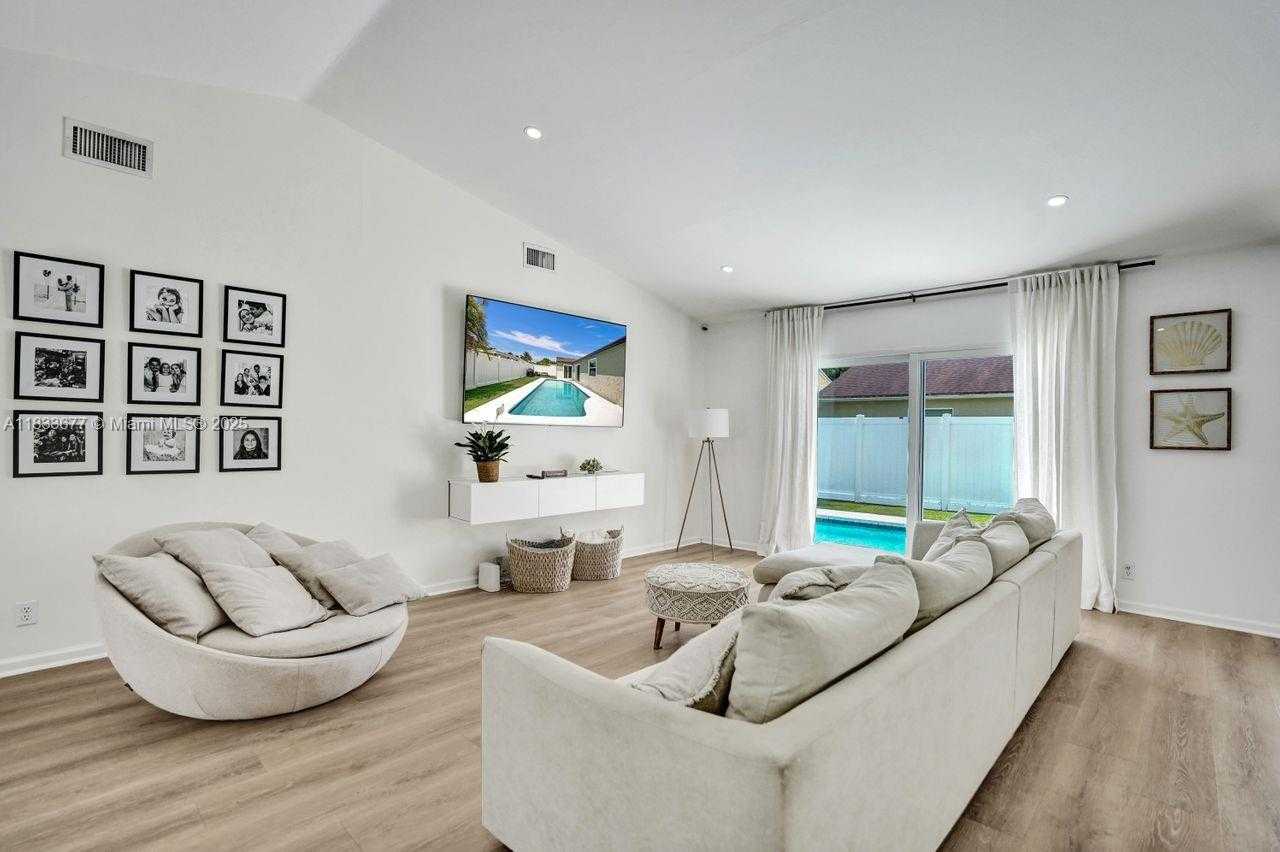 Small Image of 18998 CLOUD LAKE CIR, Boca Raton Number 4