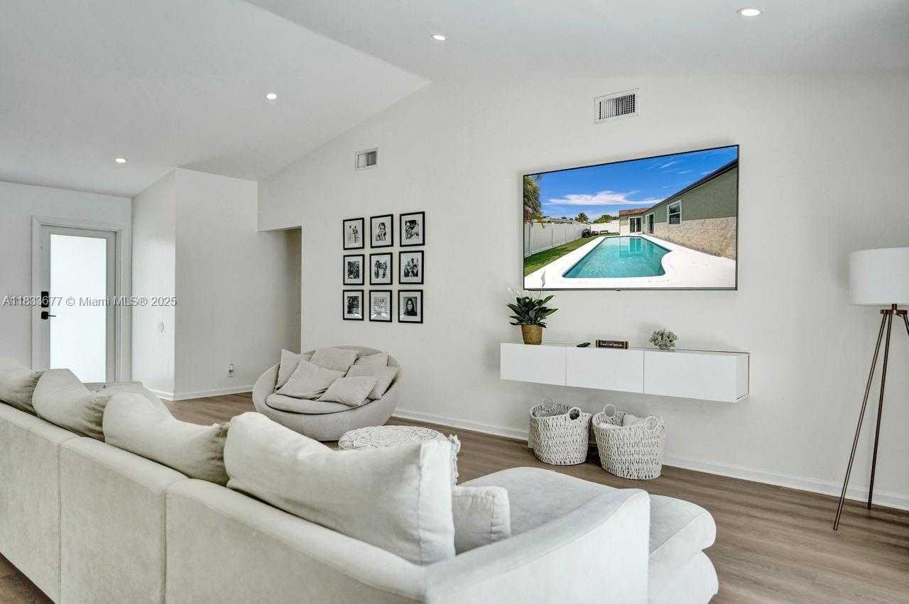 Small Image of 18998 CLOUD LAKE CIR, Boca Raton Number 6