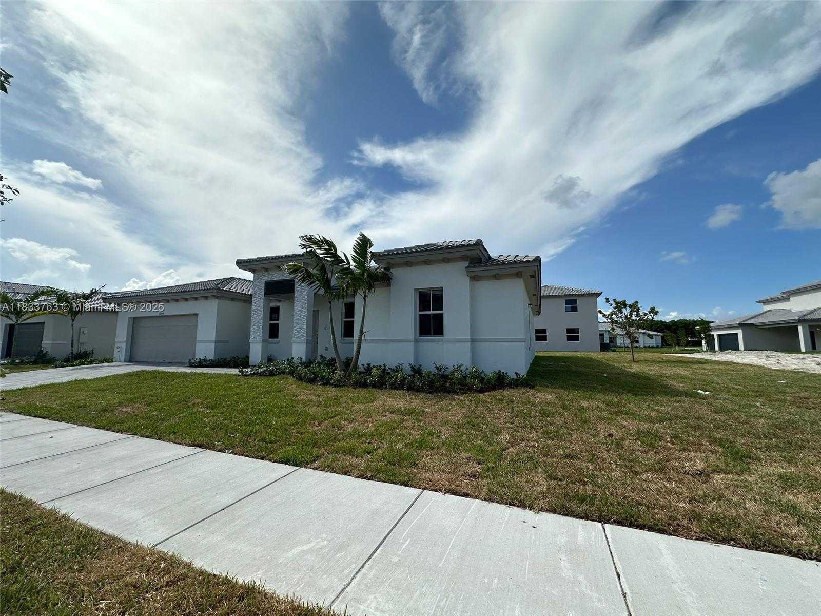 Small Image of 13249 SW 189 TERR, Miami Number 3