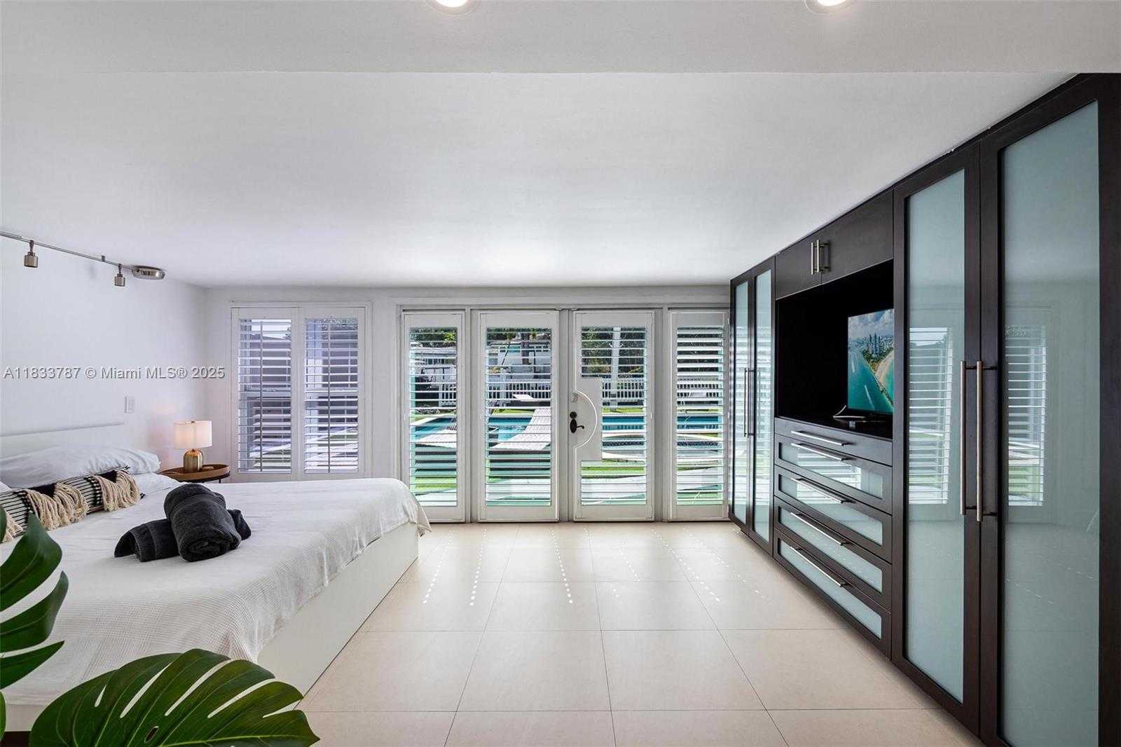 Small Image of 7701 NORTH EAST 8TH AVE, Miami Number 4