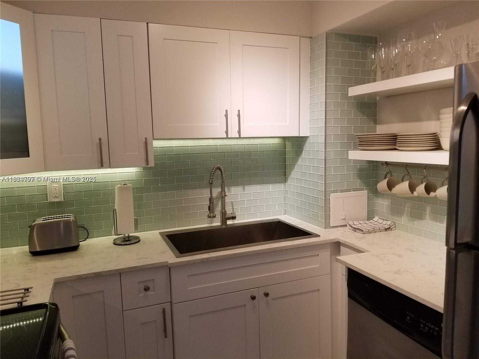 Small Image of 220 KINGS POINT DR #111, Sunny Isles Beach Number 16