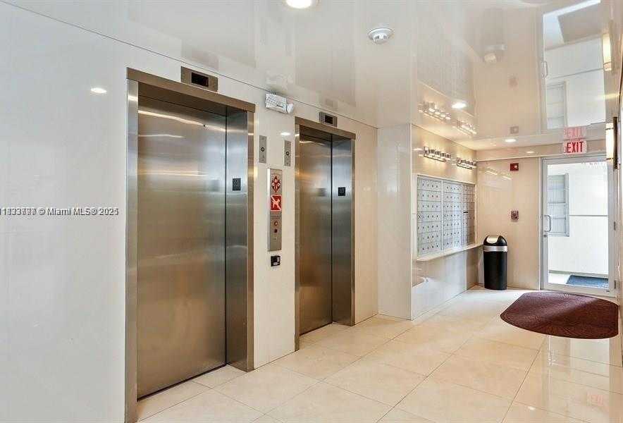 Small Image of 220 KINGS POINT DR #111, Sunny Isles Beach Number 5