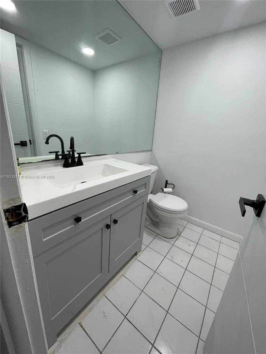 Small Image of 1331 LINCOLN RD #402, Miami Beach Number 13