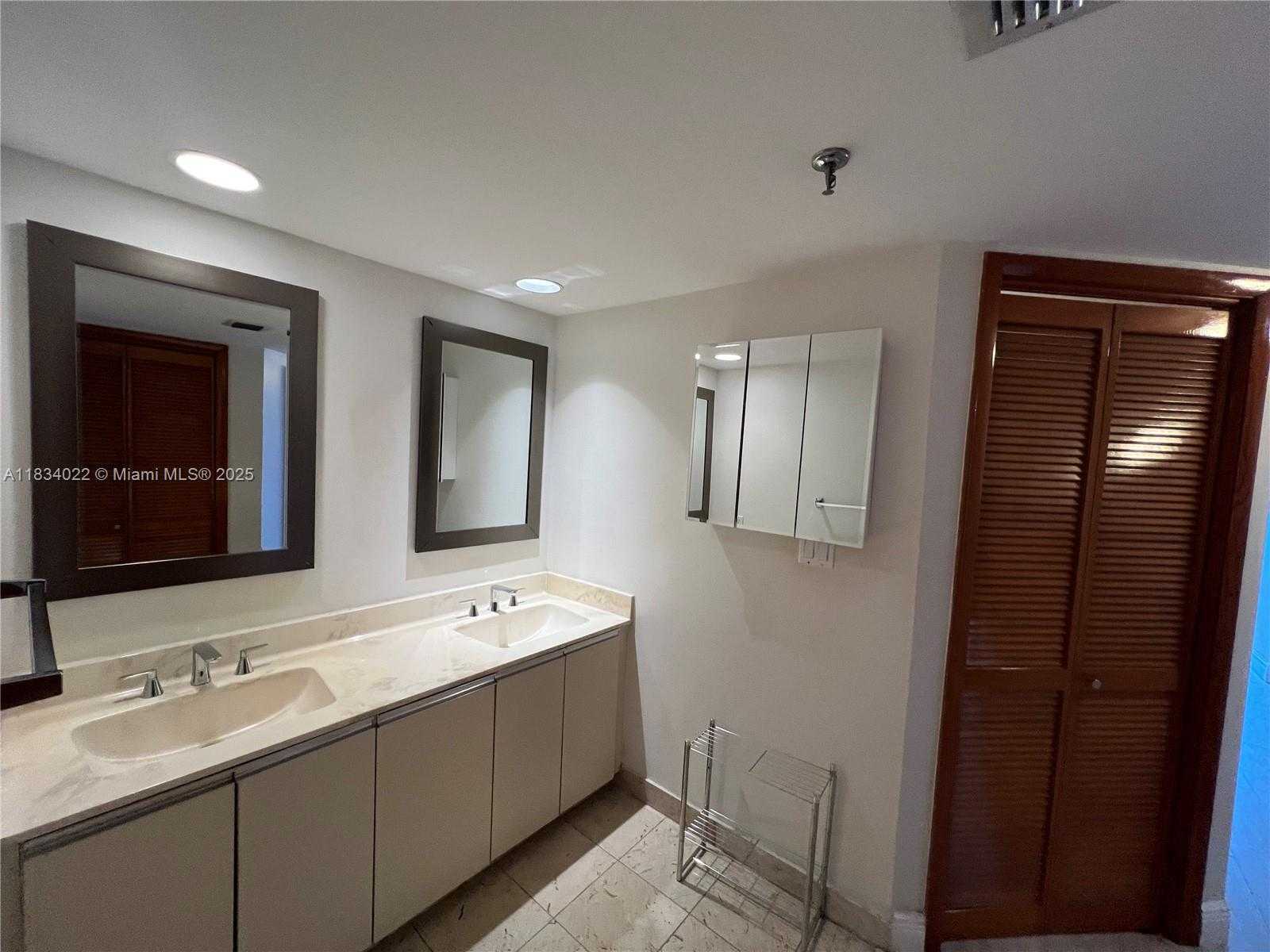 Small Image of 520 BRICKELL KEY DR #A1519, Miami Number 11