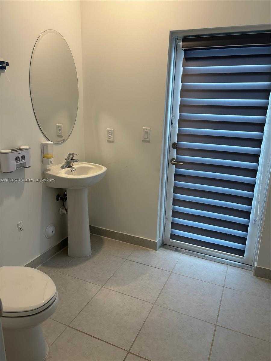 Small Image of 13612 SOUTH WEST 184TH LN, Miami Number 10