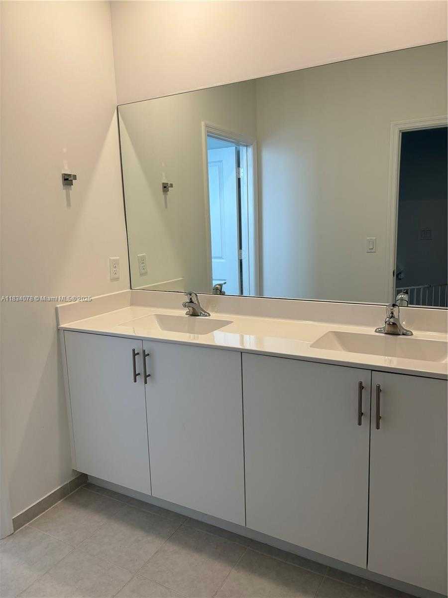 Small Image of 13612 SOUTH WEST 184TH LN, Miami Number 11