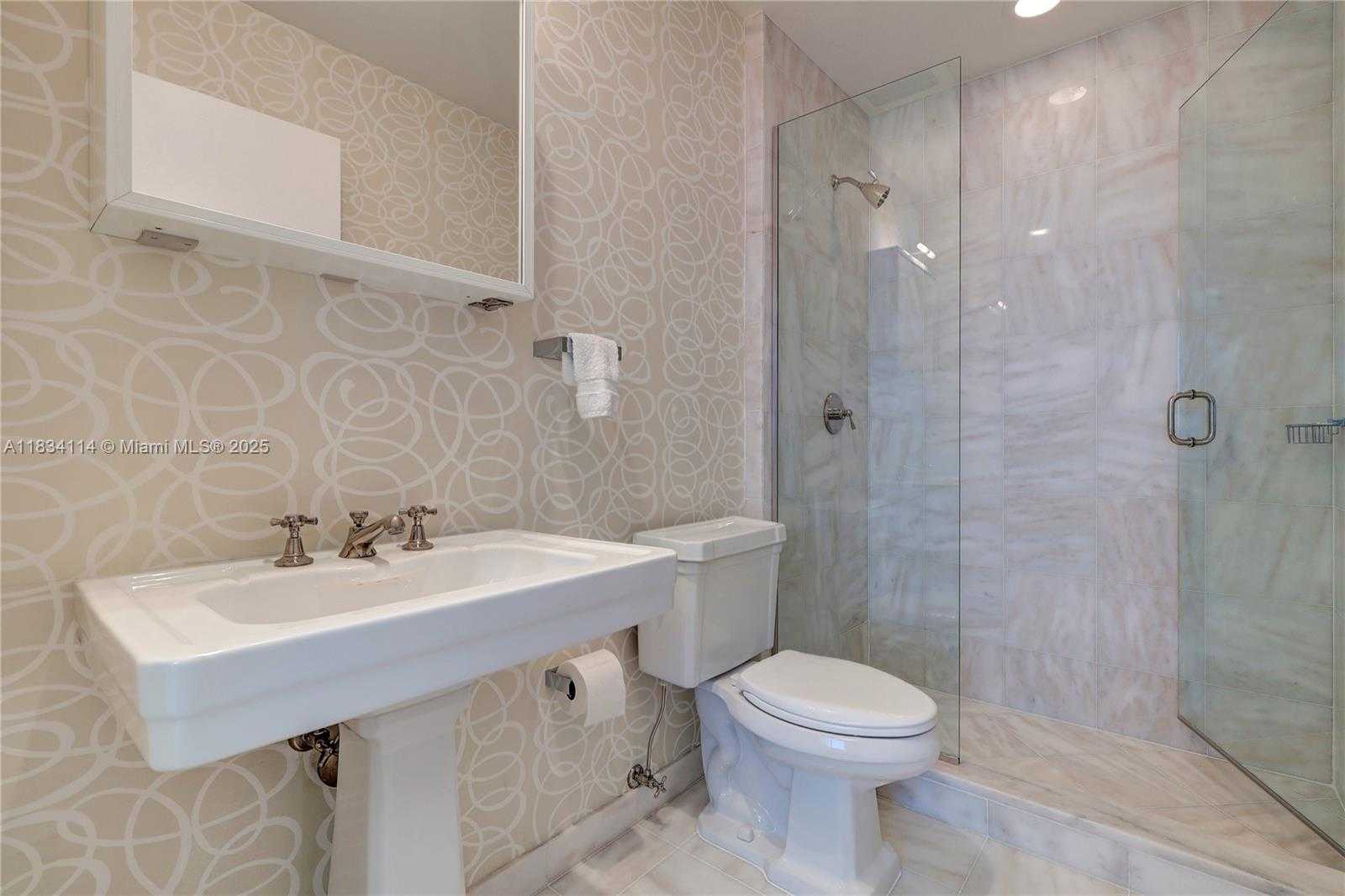 Small Image of 50 SOUTH POINTE DR #TWN4, Miami Beach Number 11
