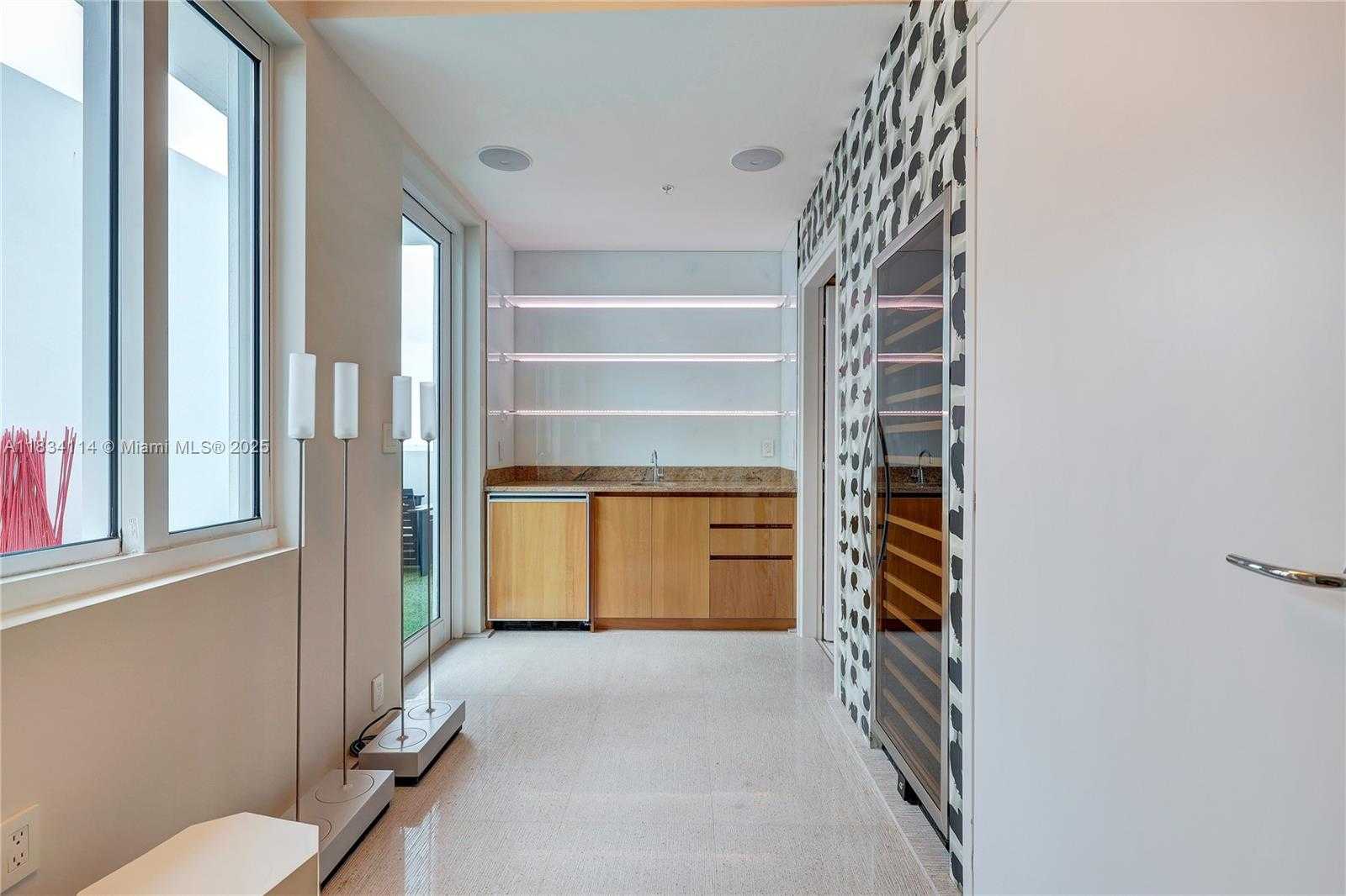 Small Image of 50 SOUTH POINTE DR #TWN4, Miami Beach Number 18