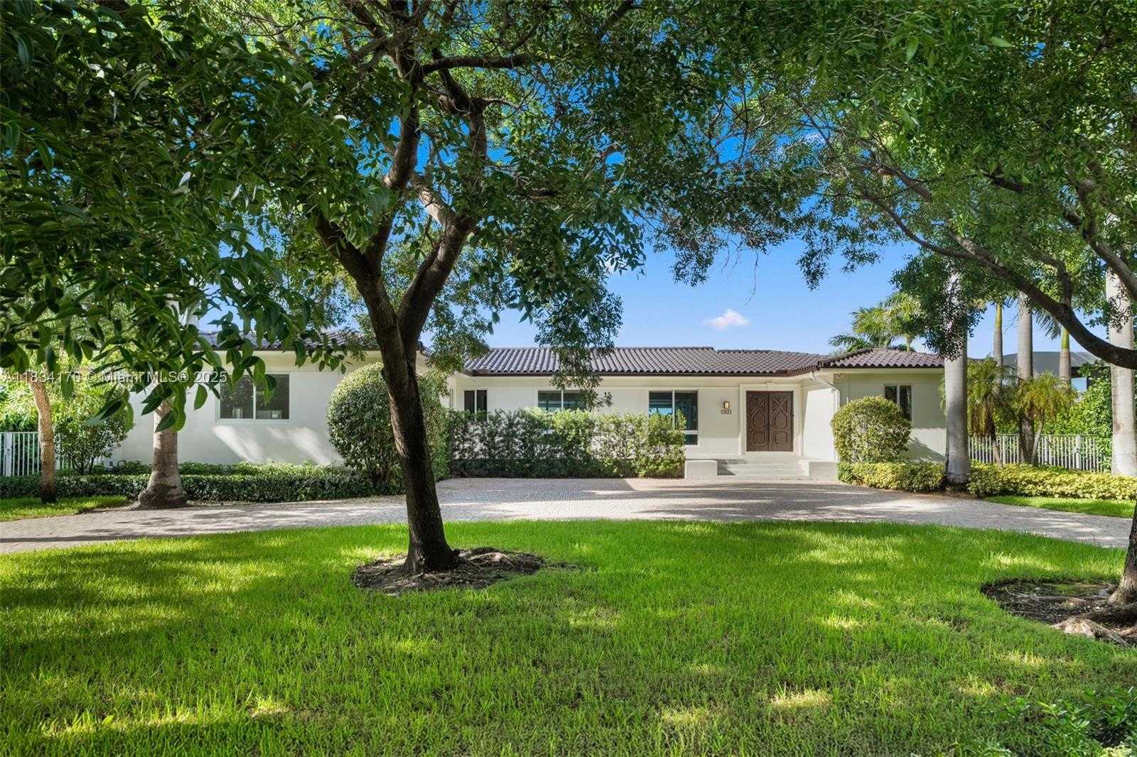 Small Image of 205 NORTH HIBISCUS DR, Miami Beach Number 2
