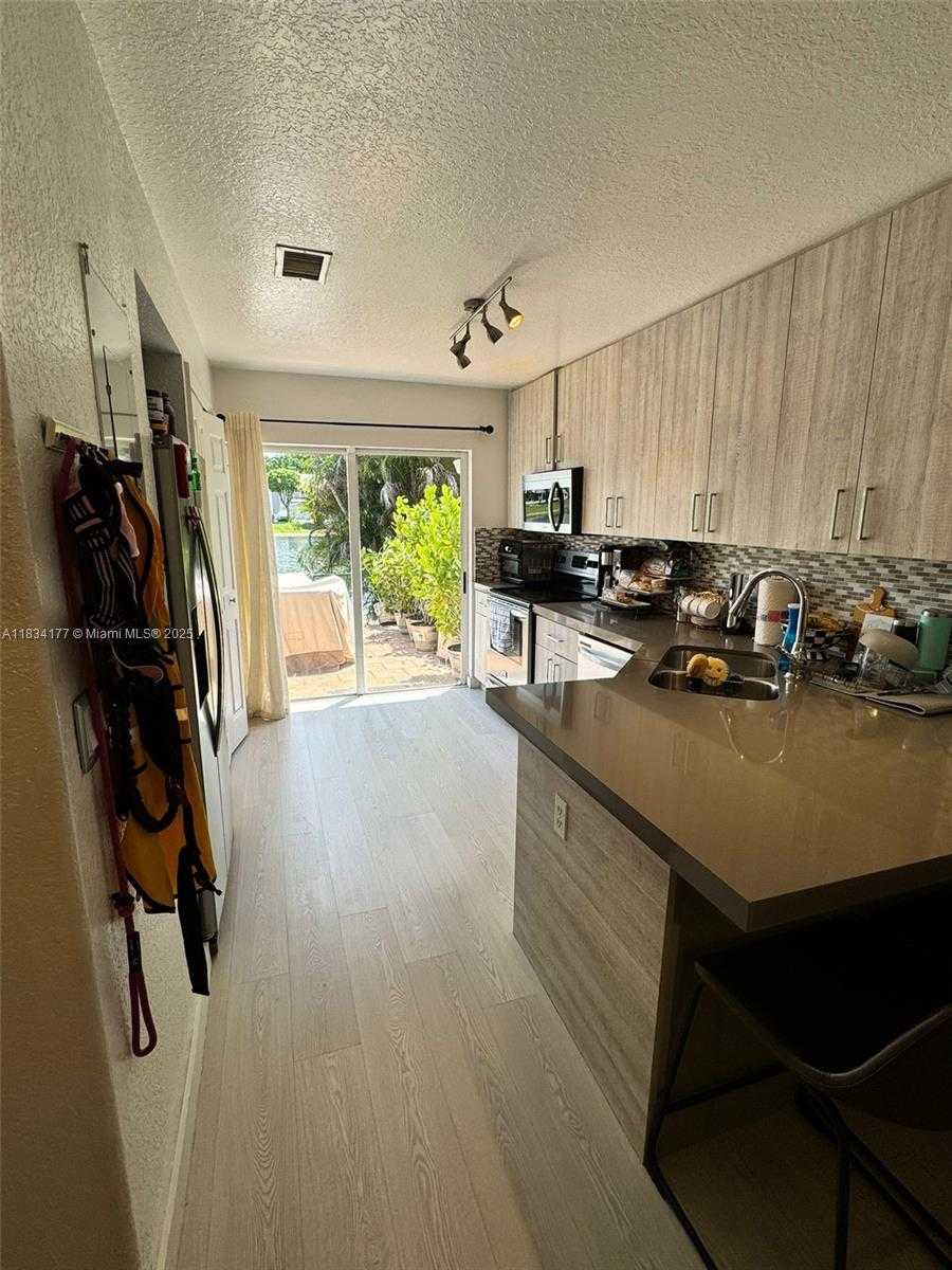 Small Image of 5755 NORTH WEST 109TH AVE #17, Doral Number 4