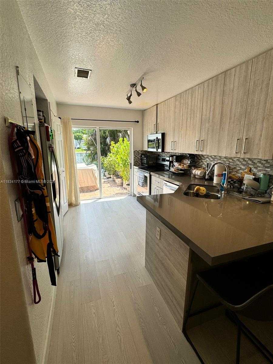 Small Image of 5755 NORTH WEST 109TH AVE #17, Doral Number 7