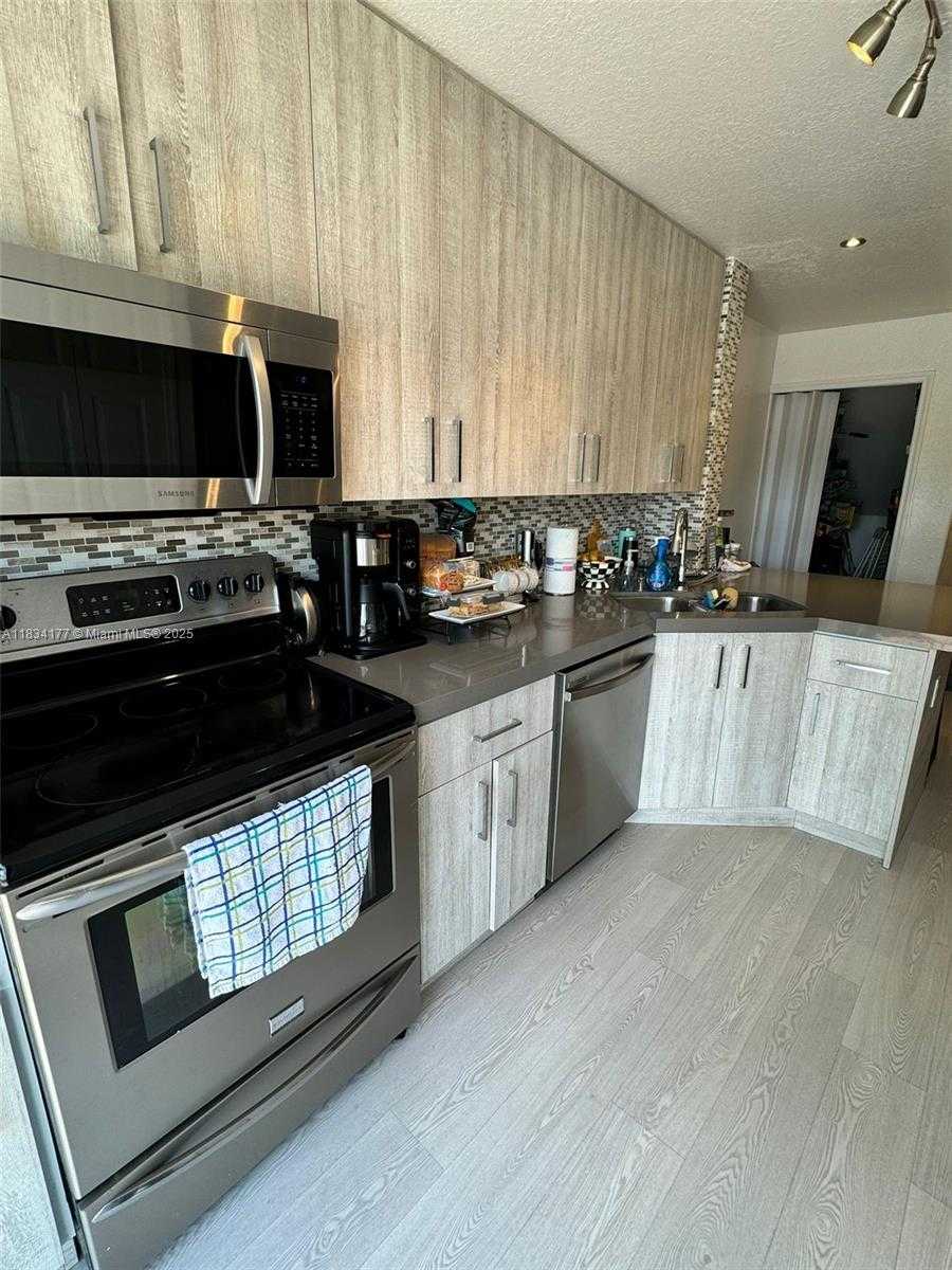 Small Image of 5755 NORTH WEST 109TH AVE #17, Doral Number 8