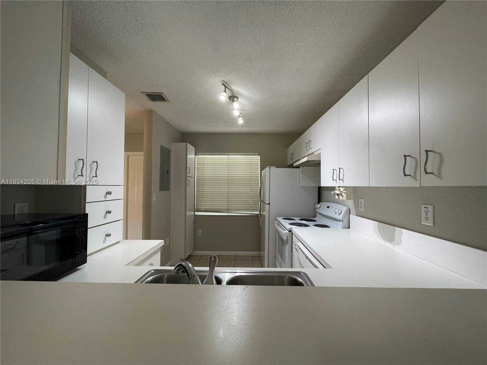 Small Image of 14124 SW 121st Pl, Miami, FL 33186, USA Number 4