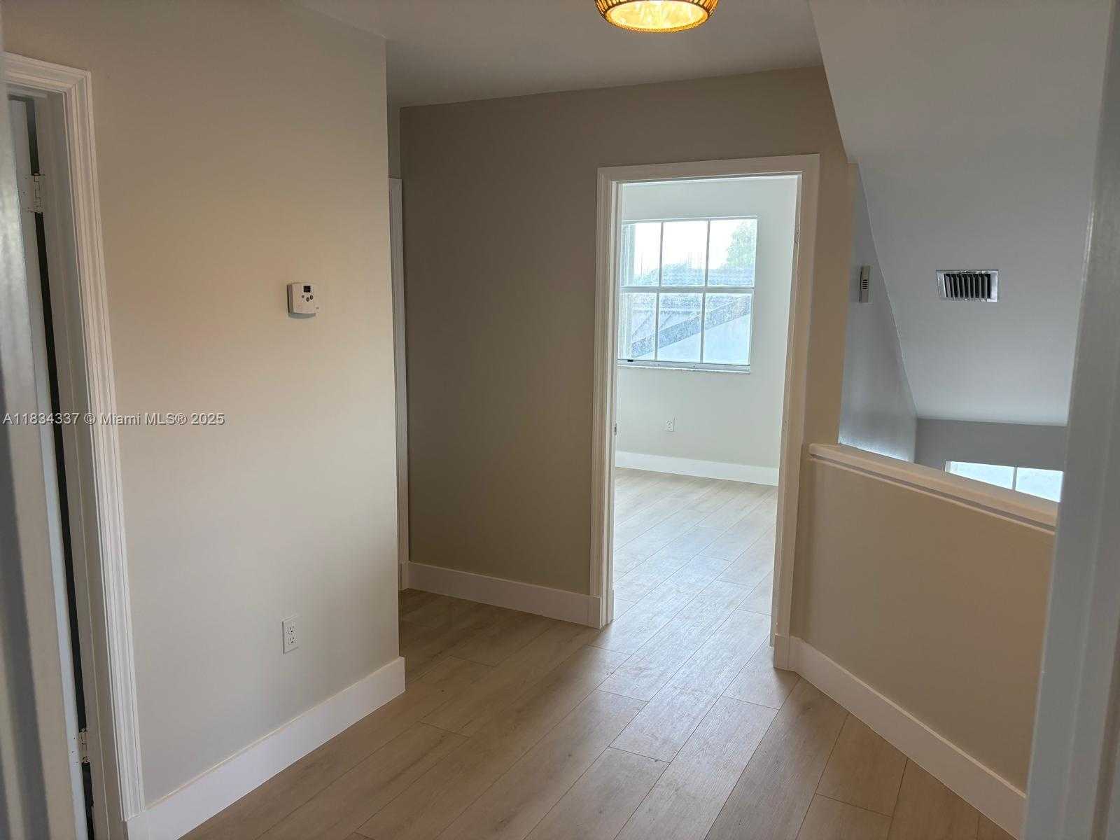 Small Image of Miami Number 25