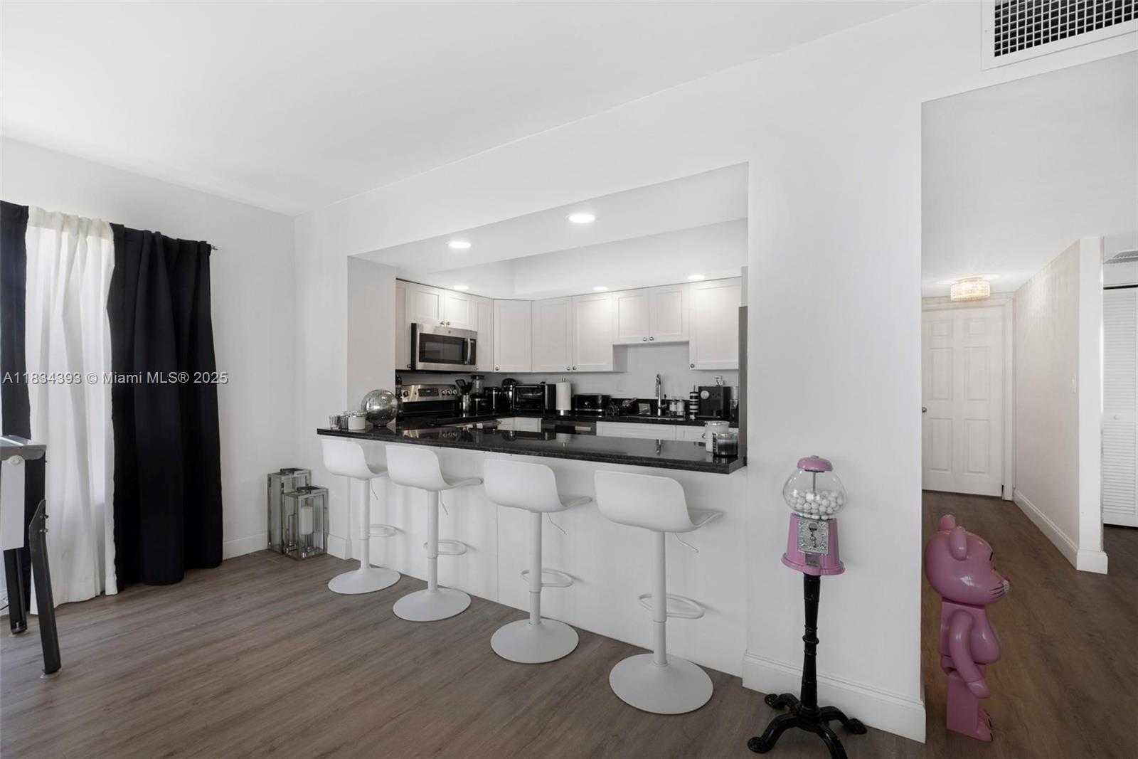 Small Image of 11111 BISCAYNE BLVD #14G, Miami Number 6