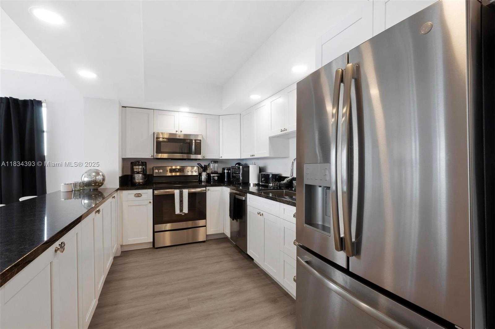 Small Image of 11111 BISCAYNE BLVD #14G, Miami Number 7