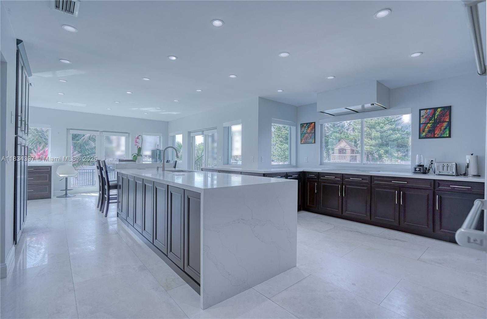 Small Image of 13300 BISCAYNE BAY TER, North Miami Number 14