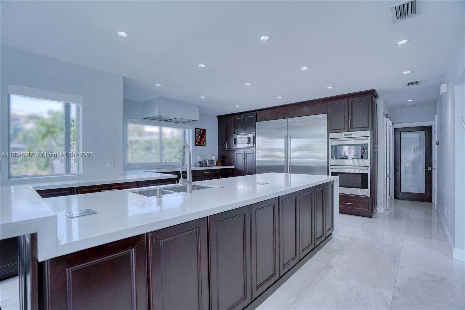 Small Image of 13300 BISCAYNE BAY TER, North Miami Number 15