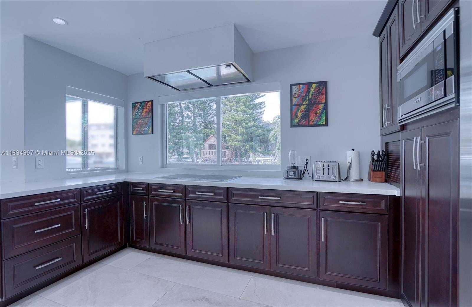 Small Image of 13300 BISCAYNE BAY TER, North Miami Number 16